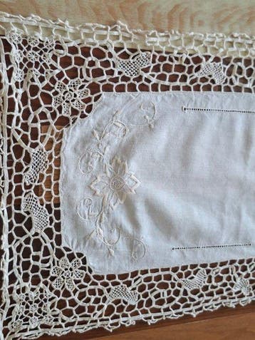 Sans réserve - Grand chemin de table en lin avec de belles, Antiquités & Art