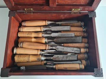 Werkgereedschap - Vintage lot van 19 houtbeitels met houten, Antiek en Kunst