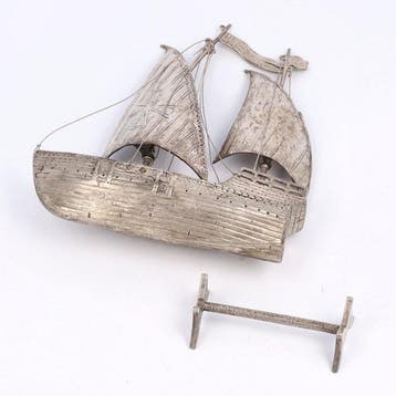 Schip op standaard. - Beeld, Santa Maria - 14 cm - .800