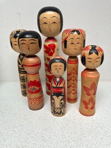 Een schitterende set vintage Kokeshi in verschillende, Antiek en Kunst