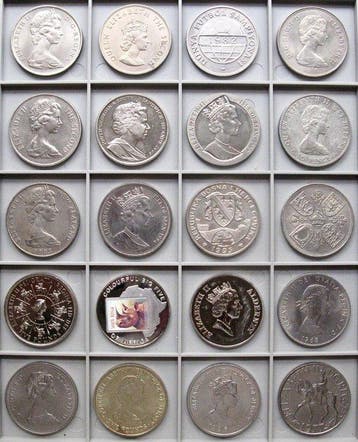 Wereld. 20 Different Crown Size Coins | 1953-2006 |