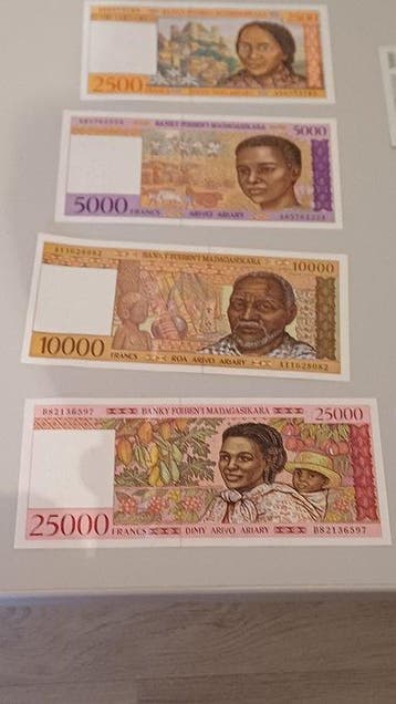 Madagascar. - 24 Banknotes - Various Dates (Sans prix de