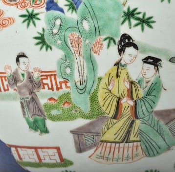 Paar Chinese poederblauwe Wucai jardinières met houten