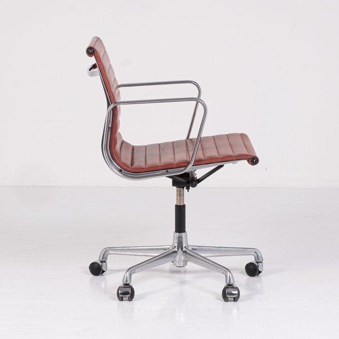 ICF - Charles & Ray Eames - Stoel - EA117 - Aluminium, Leder, Antiquités & Art, Antiquités | Meubles | Chaises & Canapés