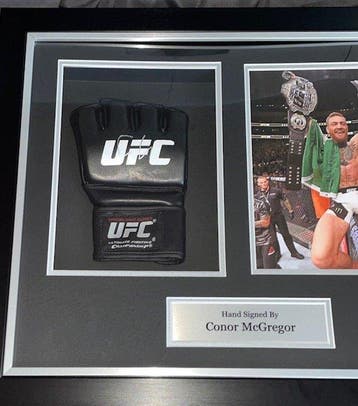 Conor McGregor - UFC-handschoen gesigneerd en ingelijst, Verzamelen, Overige Verzamelen, Nieuw