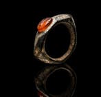 Oud-Romeins, Keizerrijk Zeer mooie bronzen ring met rode