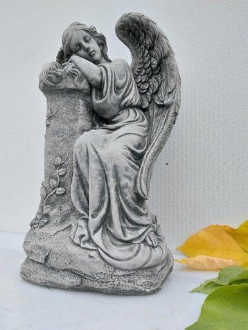 Statue, heavy garden statue angel resting against column -, Antiek en Kunst