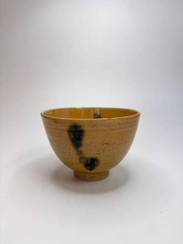 Poterie Ki-Seto chawan – taches vert-cuivre – tomobako signé