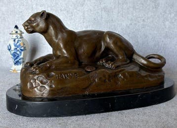Beeld, Naar Barye: Liggende Leeuwin - 13 cm - Brons, Antiquités & Art