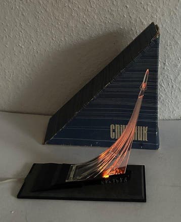 Yuri Gararin UdSSR Vintage Rocket Nachtlampje - Monument