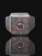 Post-médiéval Bronze, Pierre militaire en verre rouge