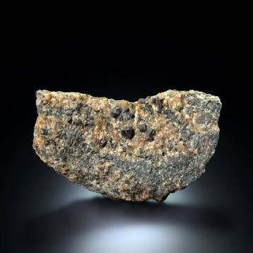 Historische granaat in graniet van een glaciaire erratische