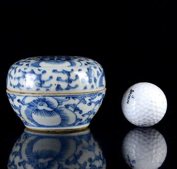Een Chinese ronde blauwe en witte Double Happiness doos -