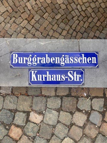 sculptuur, 2 antieke Duitse geëmailleerde Straatnaamborden -