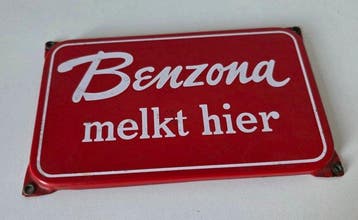 Benzona Melkt hier - Emaille bord - Emaille