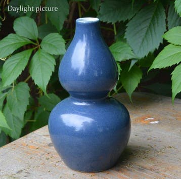 Een zeldzame Chinese blauw geglazuurde kalebas-vormige vaas
