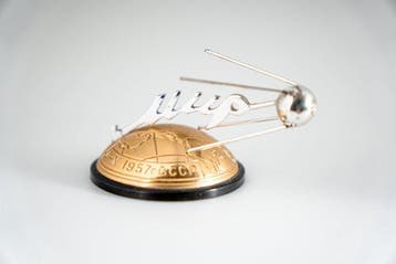 Vintage Sovjetunie Sputnik 1-monument - 4-X-1957 CCCP -, Antiek en Kunst