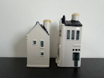 KLM-huisje - Bols - Two KLM Business Class Houses (Filled, Antiek en Kunst