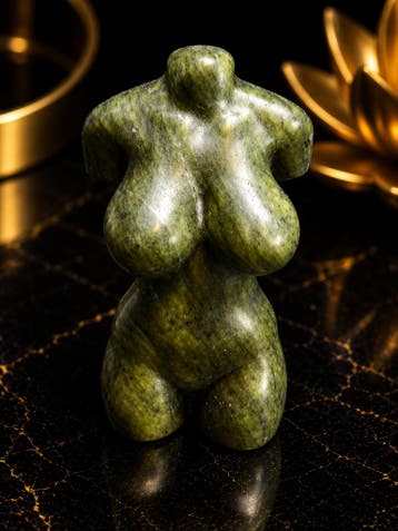 Natural Green Jade Female Torso Carving - 6 cm– Handcrafted, Verzenden