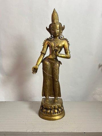 Groot Aziatisch bronzen beeld van een vrouwelijke godheid op