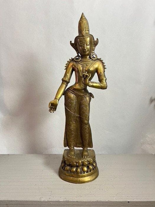 Groot Aziatisch bronzen beeld van een vrouwelijke godheid op, Antiek en Kunst, Kunst | Niet-Westerse kunst