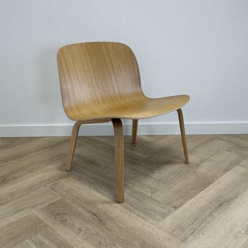 Muuto Visu loungestoel / fauteuil houten van Mika Tolvanen,