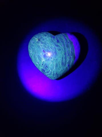 Amber - Barnsteen - Heart shape Gold Amber Sculpture