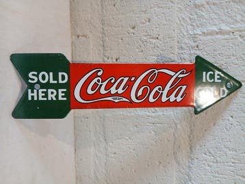 Coca-Cola - Emaille reclamebord/ pijl Coca-Cola Sold here, Antiek en Kunst