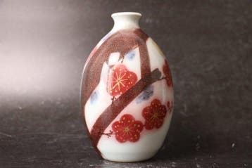 Sakefles met rode pruimenbloesem – Gesigneerde Japanse, Antiek en Kunst