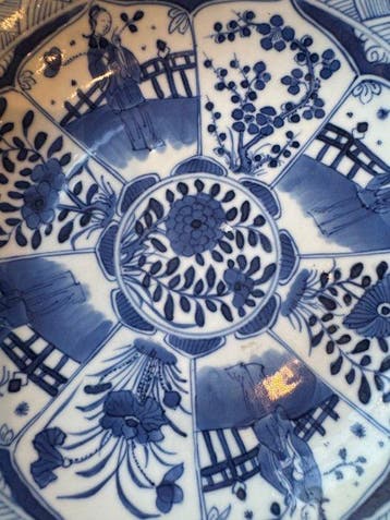 Een Chinees blauw-wit bord met gelobde panelen,
