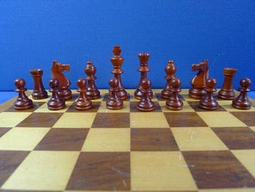 jeu déchecs en bois type Staunton avec échiquier offert