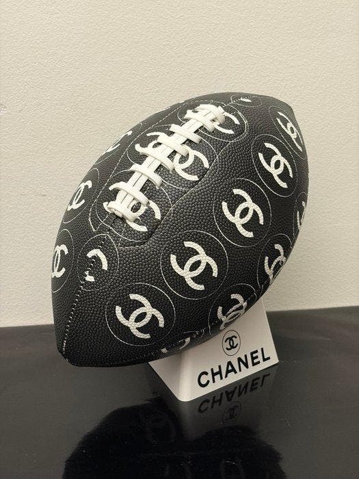 GF Exclusives - Chanel Football Artwork By: GF Exclusives, Antiquités & Art, Art | Peinture | Moderne