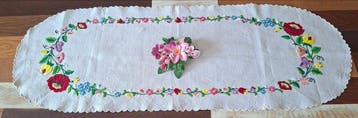 Charmant chemin de table réalisé avec de belles fleurs