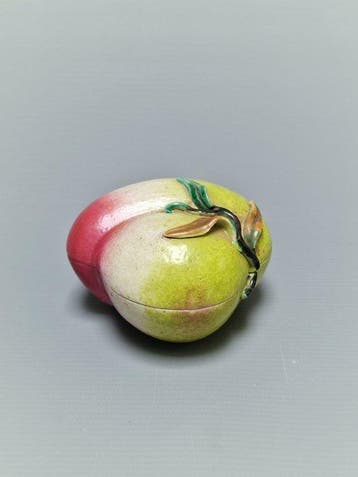 Vaas - Porselein, Een famille-rose perzikvormige doos en, Antiek en Kunst