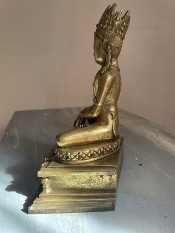 Bouddha Akshobhya couronné sur trône architectural - Verguld