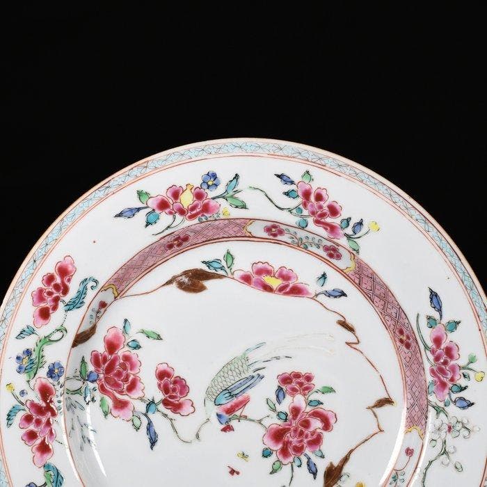 Assiette - Assiette aux émaux de la Famille Rose à décor, Antiek en Kunst, Antiek | Overige Antiek