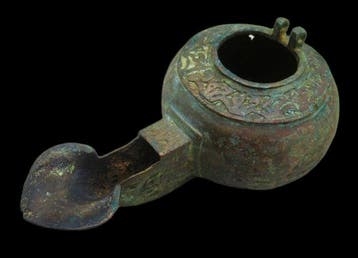 Islamitisch Oude bronzen olielamp met versieringen. Seljuk -