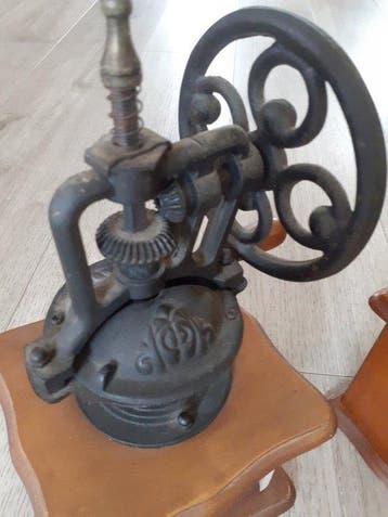 Koffiemolen (2) - Gietijzer, Antiek en Kunst