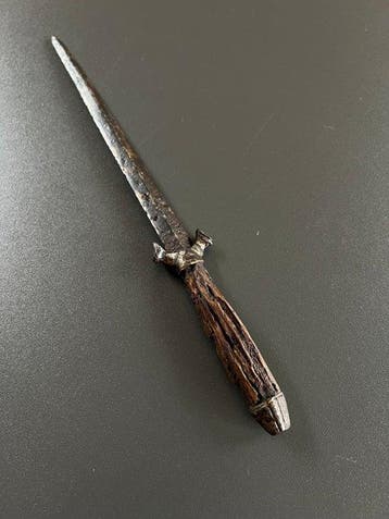 Médiéval, époque des Croisés Fer, Bois Coupe en fer ornée —