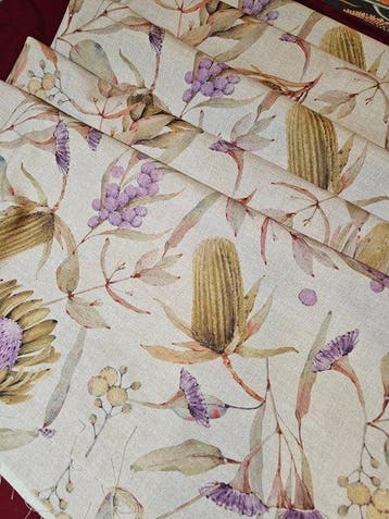 Nieuw florale stof in goudkleurig, violetkleurig en koraal