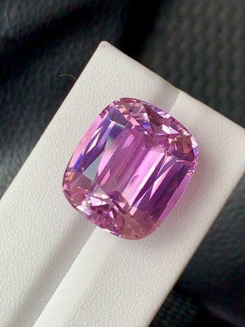 1 pcs Roze, Violet Kunziet - 37.49 ct - nternational Colored, Nieuw