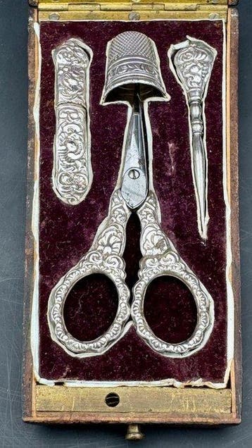 Naaiset (5) Napoleon III stijl - Zilver 800, compleet