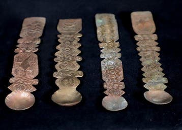 Figure - Lot de 4 grandes cuillères dorées pour la poussière