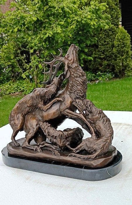 Sculpture, jachttafereel ,, jachthonden die op een hert, Antiek en Kunst, Curiosa en Brocante