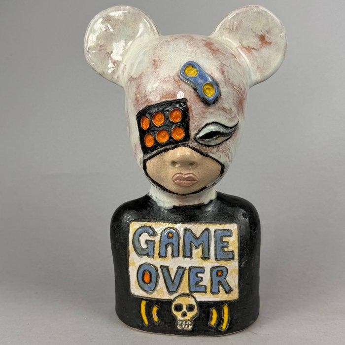 Iwo Rynkiewicz (1970) - GAME OVER -Handmade Ceramic Figure, Antiquités & Art, Art | Objets design