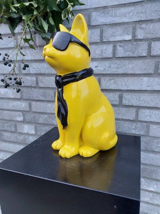 Beeld, yellow cat with tie and sunglasses - 29 cm -, Antiek en Kunst, Curiosa en Brocante