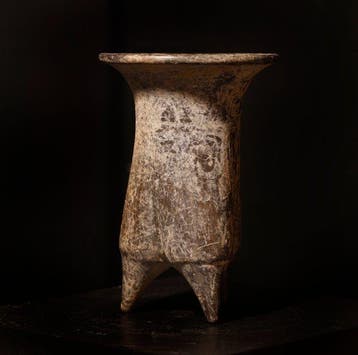 LAsie ancienne, Terre cuite Vase tripode épigraphé LI, au