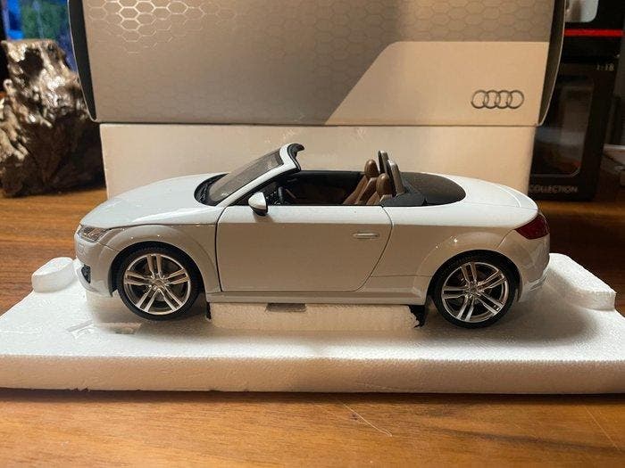 Audi collection 1:18 - Modelauto - Audi TT Roadster, Hobby en Vrije tijd, Modelauto's | 1:5 tot 1:12