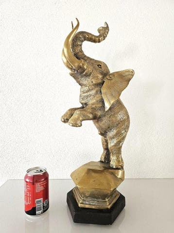sculptuur, Decoratief olifantenbeeld op houten sokkel - 54