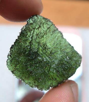 Moldaviet uit Kvítkovice, Zuid-Bohemen - Hoogte: 32 mm -, Verzamelen, Mineralen en Fossielen
